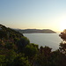 Bei einer Morgenwanderung zum Colle di Cervo blickt man auf die Bucht von Andora im Morgenlicht...