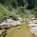 Blöcke mit älterem Schotter. Diese Blöcke stehen oberhalb von dieser Stelle nirgends an. Mein Verdacht: sie wurden zum Schutz des Rutschhangs vor Flusserosion an der Oberkante angefahren und die Böschung hinabgekippt.