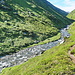 noch einen Blick zurück. Links über die steile Wiese kommt man runter ans Wasser, muss wieder rüber und rechts den steilen Hang wiede rauf. Das ist nichts für schwache Nerven und erfordert ein hohes Maß an Trittsicherheit, sowie einen guten Blick für das Gelände. 