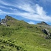 Rechts ist das Chalchstöckli zu sehen. Der Wanderweg führt unterhalb der Felstürmchen durch.<br /><br />