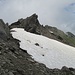 qui è meglio NON salire sul nevaio (sotto c'è un buco di vari metri, almeno vicino alla cresta) ma aggirarlo da sotto e poi risalire a riprendere il filo