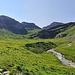 <b>È un concerto di fischi di marmotte e man mano mi avvicino alle baite dell’alpeggio sento anche i campanacci delle bovine che pascolano nella piana umida, un po’ più a sud.</b>
