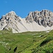 <b>Il paesaggio diventa maestoso. Attirano l’attenzione il massiccio calcareo del Piz digl Grischus, dalla parte opposta il Piz Grisch e in mezzo la mia meta. </b>