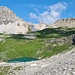 <b>Tornato alla sella, a 2600 m di quota, decido di affrontare la lunga traversa sul pendio occidentale del Piz Settember su sfasciumi incoerenti e molto instabili. È una grande faticaccia della durata di ben 50 min, fino all’arrivo al laghetto senza nome quotato 2503 m. Sul percorso devo infatti superare anche diversi valloncelli, i cui argini di terriccio non permettono di ancorarsi a qualcosa di stabile.</b>