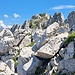 Rote Markierungen weisen den Weg in der Nordflanke der Stöllen. Wer auf diesem Foto drei Markierungen entdeckt, ist für die Tour gerüstet.