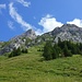 Rückblick auf die durchstiegene Steilflanke. Die gesamte Nasenlöcherroute ist sehr zuverlässig markiert und ausreichend gesichert - eine coole Unternehmung im gehobenen T4-Bereich.