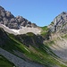 Auf dem Grasrücken (knapp 2000 m) oberhalb des Wegweisers angelangt zeigt sich die Schwachstelle zur Auenfelder Wanne. Die Querung dorthin ist etwas mühsam, bequemer wären die Pfadspuren von rechts unten kommend.