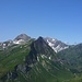 Im Auenfelder-Horn-Sattel öffnet sich der Ausblick zur Mohnenfluh, Juppen- und Braunarlspitze