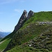 Blick von der Auenfelder Wanne zum Warther Hörnli (nicht zu verwechseln mit dem Warther Horn). Ich umgehe den Felszacken links absteigend und gehe dann über den Wanderweg zum Warther Sattel. Rechts über den Grashang...