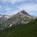 Links der Butzenspitze bei dem kleinen Schneefeld befindet sich die Butzenschulter. Dort verlässt der Weg zur Göppinger Hütte den Gratrücken und biegt in die verdeckte Südflanke ab. Und noch weiter hinten geht es dann endlich hoch zur Braunarlspitze.