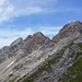 So, nun geht es endlich in die Südflanke der Butzenspitze. Dabei geht wieder einmal etwas Höhe verloren.<br />Echte Könner könnten prinzipiell auch den Grat mit Butzen- und Kleinspitze bis zur Braunarlspitze überschreiten (laut Hikr Nyn T6 und III).