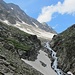 Links oberhalb der (oberen) zwing geht der Wanderweg entlang (hier T3); hier sollte kein Schnee mehr liegen. 