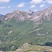 Vom Abstiegsweg von der Dreieckspitze geht der Blick hinüber zu den Gabelspitzen und zur Schneespitze.