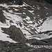 Tiefblick in die Ostflanke, auch die Platten vom vorherigen Bild sind hier zu sehen. Sie wirken auf diesem Bild steiler, als sie sind. Unglücklich ausrutschen darf man aber natürlich trotzdem nicht.