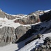 Am Ende der Seitenmoräne. Nun muss die Steinschlagzone im Schatten gequert werden, um auf das Schneeband (breiter und flacher als es von hier scheint) zwischen den beiden Felswänden zu gelangen.