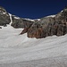 Auf dem flachen Schneeband nach der Steinschlag gefährdeten Zone. Die Spuren zeigen den Durchlass an.