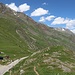 Parkplatz am Col de Sarenne. Im Hang erkennt man ganz schwach die Wegspur Richtung Clos du Bœuf.
