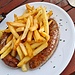 Bratwurst gibt es hier wahlweise mit Pommes Frites, Pommes, Fritten oder Fchö'n...