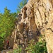 Ein bissl links der linken Variante an der zweiten Stufe des Steinbruchs (also ziemlich genau oberhalb des linken Einstiegs ganz unten) führt eine mit "18" und "3+" bezeichnete Kletterroute vom ersten zum zweiten Absatz hinauf. 