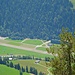 Überraschender Flugbetrieb mit einem zweistrahligen Jet auf dem Flugplatz St. Stephan. Aufgrund der Distanz ist es leider nicht möglich, zu erkennen, um welchen Jet es sich handelt.