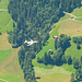 Im Steigflug über den Bergbauernhöfen des Simmentals.