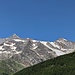 Il Nadelhorn (la punta seminascosta con la roccia grigio chiaro) e la Mischabelhütte (sulla verticale che scende dalla vetta del Nadelhorn) visti dal parcheggio di Saas-Fee.