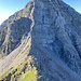 Aufschwung zum Piz Riein. Ich halte mich in der ersten Stufe links der Gratkante durch die Runse, oben in der besonnten Flanke.