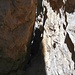 Schmaler Felsspalt nach der dritten chatière