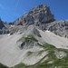Auf der "Le Vallon" genannten Hochebene (Alp). Auf dem Sporn in der Bildmitte verläuft der Aufstiegsweg, links im Geröll der Abstiegsweg. Die Spur im rechten Schuttfeld führt zu einer Kletterroute.