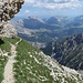 Vire de la Cravate - Weg unter überhängenden Felsen