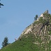 Während ich an meinem schattigen Pauseplätzle Bergsteigerkollegen "begleite". Hier kurz vor der Schlüsselstelle am Normalweg des Damülser Horns. Die plattige Rinne bedarf der Hände und ist nicht trivial