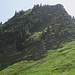 Die "Nordwand" -ca 70 bis 100hm. Eine Begehung mag mit Seilsicherung von oben für Spezialisten machbar sein: Wegen der hohen Brüchigkeit und des Bewuchses jedoch mMn unlohnend und sehr gefährlich. Ich rate dringend ab!