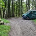 Zweite Holzbank und ein Firmen-Kfz