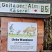 Mutterkuhhaltung - Comic-Style-Bild mit Wanderer und dessen Hund, richtiges Verhalten in Textform