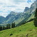 in der Ferne das Dorf Urner Boden