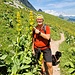 Frauen grosser gelber Enzian
