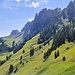 Auf dem Chalet Grat eine kurze Glace Pause, danach auf dem Wanderweg runter zur Talstation in Jaun Kappelboden