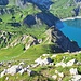 Nach kurzer Stippvisite am Gipfel runter auf das grüne Plateau, wo ich zum Weitermarsch erwartet wurde.