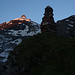 Blick vom grossen Steinmann auf der NE-Schulter von Le Clocher hinauf zur noch weit entfernten, aber bereits von der Morgensonne beleuchteten La Sâle