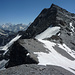 Über den unteren Le Pleureur SE-Grat auf Schotter und Firn zum Sattel 3369: darüber der leichte, grösstenteil gepfadete W-Grat zu La Luette, links dahinter und hinter dem Dent de Perroc u.a. Dent Blanche, Grand Cornier, darüber Täschhorn und Dom, Nadelgrat, Schalihorn, Weisshorn und Bishorn