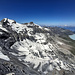 Ankunft auf La Luette: Blick zurück zu Le Pleureur und La Sâge, in der rechten Bildhälfte am Horizont u.a. Les Diablerets - darunter gut sichtbar die Firnrinne zum Glacier de la Sâle - und Wildhorn, und rechts unten wartet die Seepromenade entlang dem gemütsaufhellenden Lac des Dix