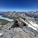 Aussicht von La Luette nach NE: weiss und türkis leuchtet der lange, aber bequeme Rückweg, darüber am Horizont von rechts u.a. Dent Blanche, Weisshorn und die kecken Aiguilles Rouges d'Arolla, hinter denen sich die Berner Alpen verstecken