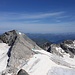 Blick zum benachbarten Stubacher Sonnblick. In blau die Abstiegsvariante, die Kletterei meidet, jedoch den Gletscherrand berührt.