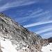 Der zu querende Teil des Gletschers hat keine Spalten, der Bergschrund schaut am Bild spektakulärer aus, als er ist. Im Hintergrund erkennt man teilweise die südseitige Umgehung am Ostgrat.