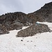 Durch diese Rinne kann der 1. Aufschwung wahrscheinlich am leichtesten überwunden werden - in brüchiger Kletterei. Im Frühsommer dürfte sie noch schneegefüllt sein.