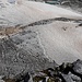 Tiefblick vom Gipfel zum spaltenfreien Eisfeld. Dieses ist nicht mehr mit dem Sonnblickkees verbunden.