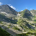 Unterwegs am Mały Kościelec - Der Weg führt nun ein Stück am Grat Grań Kościelców (Kirch(en)berggrat) entlang. Dabei wir auch der Kleine Kirch(en)berg (1.866 m) überschritten. Derweil geht der Blick zum 	Świnicka Przełęcz.