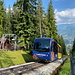 Standseilbahn Gubałówka - Wagen 2 kurz vor Ankunft an der Bergstation. Links ist die Sommerrodelbahn, eine der zahlreichen touristischen Einrichtungen an der Gubałówka, zu erahnen.