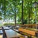 Biergarten mit  Neuem Schloss im Hintergrund 