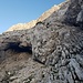 Die Höhle mit der Rampe rechts im Rückblick